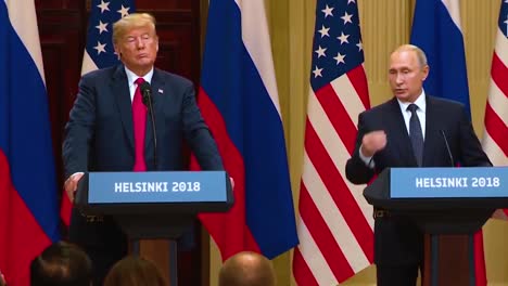 US-Präsident-Donald-Trump-Hält-Eine-Katastrophale-Und-Viel-Kritisierte-Pressekonferenz-Mit-Dem-Russischen-Verband-Wladimir-Putin-Nach-Ihrem-Gipfel-In-Helsinki-Ab-Finnland-Putin-Sagt,-Er-Habe-Agenten-Angewiesen,-Die-Trump-Kampagne-Zu-Unterstützen