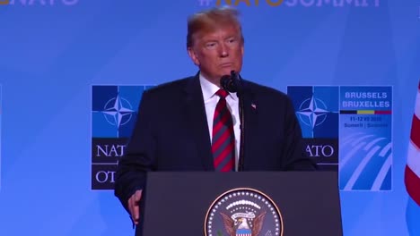 US-Präsident-Donald-Trump-Spricht-Auf-Einer-NATO-Pressekonferenz-Darüber,-Ein-Sehr-Stabiles-Genie-Zu-Sein