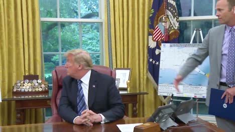 Us-President-Donald-Trump-Gets-A-Briefing-From-Fema-Chief-William-Brock-Long-On-The-Progress-Of-Hurricane-Florence-And-It\'S-Threat-To-The-Us-Mainland-2