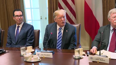 US-Präsident-Donald-Trump-Spricht-über-Die-Bedrohung-Durch-Kanada-Und-Zölle-Und-Handelsbarrieren,-Flankiert-Von-Steve-Mnuchin-Und-John-Bolton