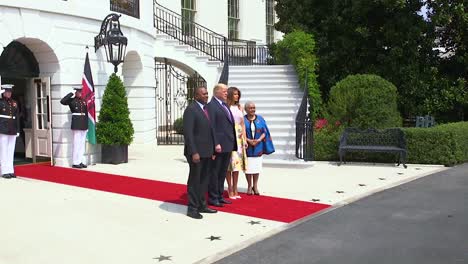 US-Präsident-Donald-Trump-Und-First-Lady-Melania-Trump-Begrüßen-Präsident-Und-Frau-Keniatta-Von-Kenia-Im-Weißen-Haus-Zu-Einem-Formellen-Staatsbesuch