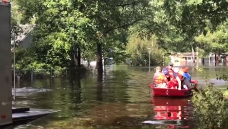 Such--Und-Rettungspersonal-In-Kleinen-Booten-Retten-Bürger-Von-North-Carolina-Während-Des-Hurrikans-Florenz