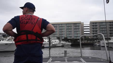 Such--Und-Rettungskräfte-Der-Küstenwache-Patrouillieren-Die-Küste-Von-North-Carolina-Während-Des-Hurrikans-Florenz-Car