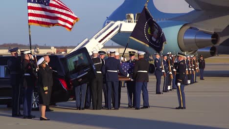 The-Coffin-Of-Us-President-George-Hw-Bush-Is-Taken-From-Air-Force-One-To-Be-Transported-To-His-Viewing-During-A-State-Funeral-1