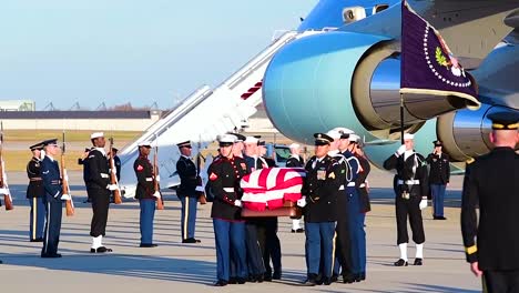 The-Coffin-Of-Us-President-George-Hw-Bush-Is-Taken-From-Air-Force-One-To-Be-Transported-To-His-Viewing-During-A-State-Funeral-2