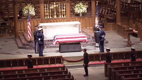 Mitglieder-Des-Militärs-Zollen-Präsident-George-Hw-Bush-Ihre-Letzte-Ehre,-Als-Er-Während-Seiner-Beerdigung-In-Washington-DC-Im-Staat-Liegt
