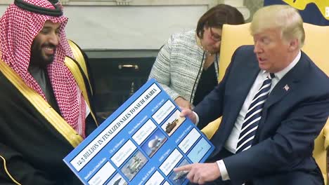 US-Präsident-Donald-Trump-Trifft-Sich-Mit-Kronprinz-Mohammed-Bin-Salman-Des-Königreichs-Saudi-Arabien-Und-Zeigt-Karten,-Die-Darauf-Hinweisen,-Dass-Saudi-Arabien-Riesige-Mengen-An-Waffen-Und-Waffen-Sowie-Verteidigungssystemen-Von-Amerika-Kauft