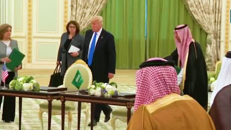 El-Presidente-Estadounidense,-Donald-Trump,-Participa-En-Una-Ceremonia-De-Firma-Con-Miembros-Del-Gobierno-Saudí.