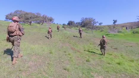 Marines-Gehen-über-Ein-Offenes-Feld-Während-Der-Letzten-Grundausbildung-Der-Armeeinfanterieübungen
