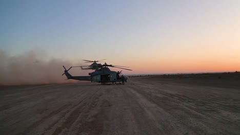 Helicópteros-Huey-Aterrizan-En-Formación-En-El-Desierto-En-Esta-Escena-De-Acción-En-Cámara-Lenta