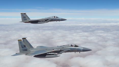 Amerikanische-F15-Kampfjets-Fliegen-In-Formation-Hoch-über-Den-Wolken