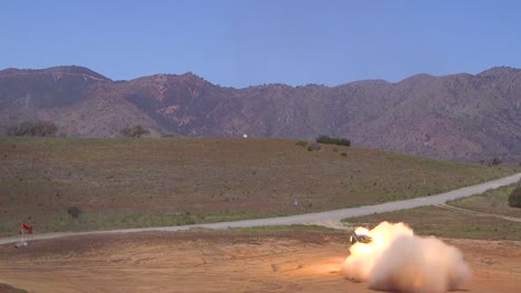 USA-LKW-montierte-Raketenwerfer-Feuern-Raketensperren-Und-Artillerie-Während-Der-Schlacht-Ab