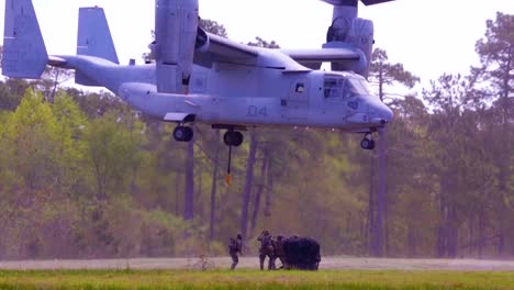 Los-Infantes-De-Marina-Estadounidenses-Con-El-Batallón-De-Logística-De-Combate-22-(clb22)-Realizar-El-Entrenamiento-Del-Equipo-De-Apoyo-En-Helicóptero-Con-Un-águila-Pescadora-Mv22-En-Camp-Lejeune-Nc