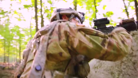 Wir-Marines-Trainieren-Im-Wald-Mit-Tarnung-Und-Gewehren-Im-Dschungelkrieg-3