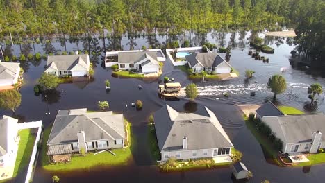 Toma-Aérea-Sobre-Un-Vecindario-Inundado-En-Carolina-Del-Sur-Después-Del-Huracán-Florence-3