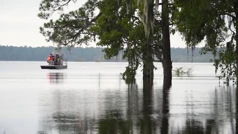 Hurrikan-Florenz-Schlägt-Conway-South-Carolina-Zu-Und-Verursacht-Umfangreiche-Überschwemmungen-Mit-Bewohnern,-Die-Mit-Dem-Luftboot-Unterwegs-Sind