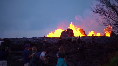 Der-Vulkan-Kilauea-Bricht-Nachts-Mit-Riesigen-Lavaströmen-Aus
