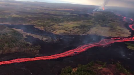 Antena-Sobre-El-Volcán-Kilauea-En-Erupción-Con-Enormes-Flujos-De-Lava