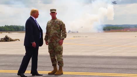 El-Presidente-Estadounidense,-Donald-J-Trump,-Saluda-A-Los-Comandantes-Y-Observa-Una-Exhibición-Aérea-Durante-Su-Visita-A-Fort-Drum-Ny-Para-Firmar-La-Ley-De-Autorización-De-Defensa-Nacional-De-2019-4