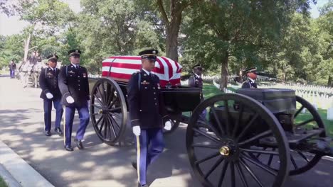 A-Formal-Military-Funeral-For-A-Dead-Us-Soldier-At-Arlington-National-Cemetery-1