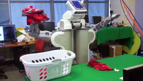 A-High-Tech-Robot-Does-Laundry