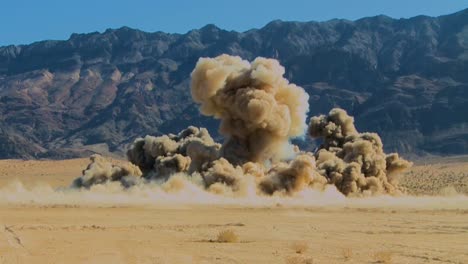 Nellis-Air-Force-Base-Feuert-Luftangriffe-Für-500-Pfund-Lasergelenkte-Bomben-In-Die-Wüste-Von-Nevada-Ab