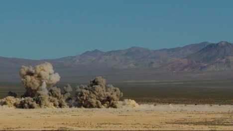 Nellis-Air-Force-Base-Feuert-Luftangriffe-Für-500-Pfund-Lasergelenkte-Bomben-In-Die-Nevada-Wüste-Riesige-Explosionen-Ab-1
