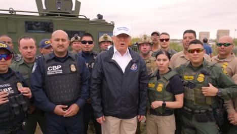 US-Präsident-Donald-Trump-Besucht-Die-US-Grenze-Zu-Mexiko-Für-Einen-Fototermin,-Um-Für-Seine-Pläne-Zum-Bau-Der-Mauer-Zu-Werben-1