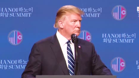 US-Präsident-Donald-Trump-Hält-Nach-Seinem-Gipfeltreffen-In-Vietnam-Mit-Kim-Jong-Un-Eine-Pressekonferenz-Ab-Und-Beantwortet-Eine-Frage-Von-Fox-News-Moderator-Sean-Hannity