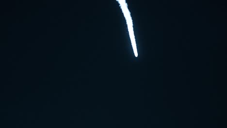 Rauch-Verflüchtigt-Sich-Durch-Den-Nachthimmel,-Nachdem-Der-Aehf5-Satellit-In-Cape-Canaveral-Gestartet-Wurde