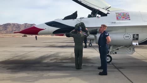 El-Escuadrón-De-Demostración-Thunderbirds-De-La-Fuerza-Aérea-De-Los-Estados-Unidos-Se-Prepara-Para-Un-Airshow