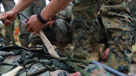 Los-Marines-Estadounidenses-Y-Los-Marineros-De-La-Armada-Estadounidense-Con-El-Tercer-Grupo-De-Logística-Marina-Participan-En-Un-Entrenamiento-De-Supervivencia-Y-Guerra-En-La-Jungla-En-Okinawa,-Japón