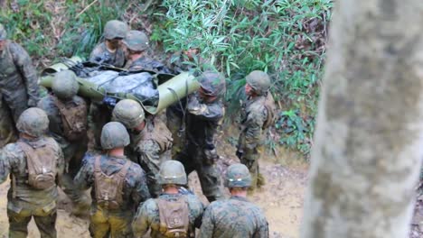 Los-Marines-Estadounidenses-Y-Los-Marineros-De-La-Marina-Estadounidense-Con-El-Tercer-Grupo-De-Logística-Marina-Participan-En-La-Guerra-En-La-Jungla-Y-El-Entrenamiento-De-Supervivencia-En-Okinawa,-Japón