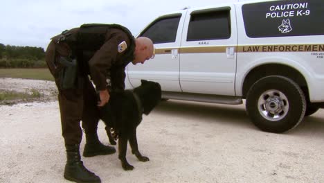 Ein-Wildtierschutzbeauftragter-Trainiert-Einen-K9-Hund