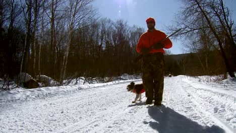 Ein-Jäger-Und-Seine-Hunde-Durchqueren-Eine-Winterliche-Landschaft