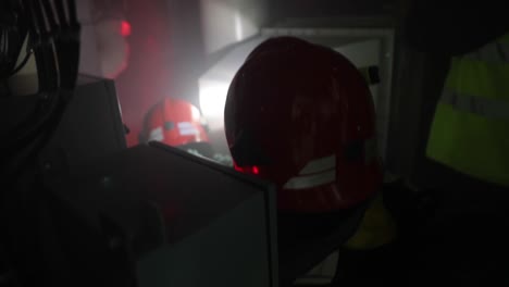 Hombres-Y-Mujeres-De-La-Marina-Real-De-Noruega-Participan-En-Un-Combate-De-Incendios-Y-Rescate-Simulado-En-La-Coyuntura-Del-Tridente-De-Ejercicios-De-La-Otan