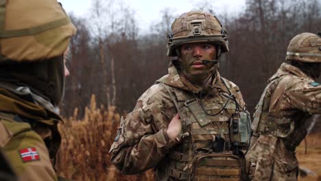 Britische-Und-Norwegische-Soldaten-Bereiten-Sich-Darauf-Vor,-Während-Der-Nato-trainingsübung-Für-Den-Dreizack-Eine-Brücke-Zu-Halten