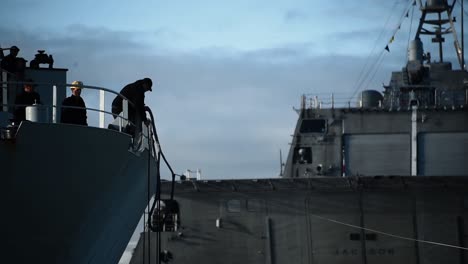Ein-Kanadisches-Marineschiff-Legt-In-San-Diego-An-Und-Beschlagnahmtes-Kokain-Wird-Aus-Dem-Schiff-Entfernt