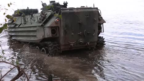 Wir-Marines-Fahren-Für-Eine-Trainingsübung-Mit-Amphibienfahrzeugen-In-Einen-Fluss