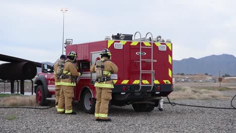 56th-Civil-Engineering-Squadron-Feuerwehrleute-Nehmen-An-Einem-Gemeinsamen-Flugzeug--Und-Strukturellen-Live-Feuertraining-Am-14.-November-2018-Auf-Der-Luke-Air-Force-Base-In-Arizona-Teil