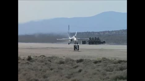 Ein-Aktives-Aeroelastisches-F18-Flügelflugzeug-Rollt-Und-Startet-Von-Einer-Start--Und-Landebahn-Im-Dryden-Flight-Research-Center-In-Kalifornien