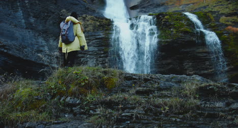 Escalada-sobre-rocas-cerca-de-la-cascada-01