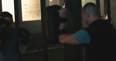 Hombres-practicando-golpes-en-el-gimnasio-de-boxeo