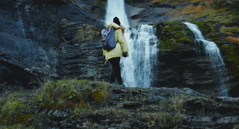 Escalando-sobre-rocas-cerca-de-la-cascada-02