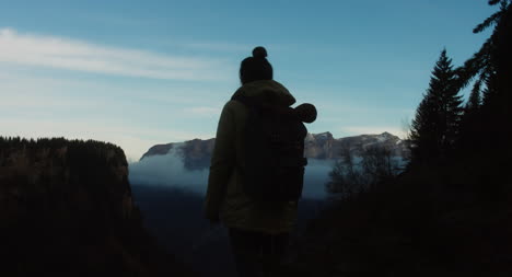 Hiker-In-Front-of-Misty-Montaña-Scene