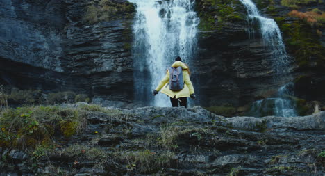 Crane-Shot-Woman-delante-de-la-cascada-02