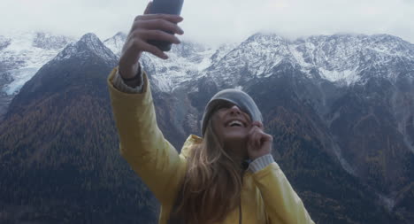 Weibliche-Wandererin-Macht-Ein-Selfie