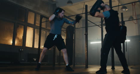 Hombres-entrenando-en-el-gimnasio-de-boxeo