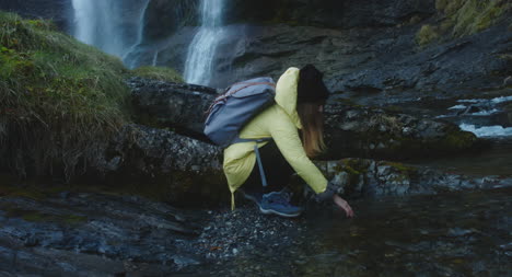 Junge-Wandererin-Neben-Wasserfall-02