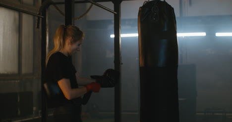 Mujer-poniéndose-guantes-de-boxeo